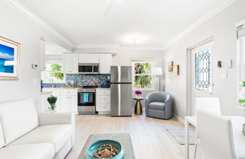 100 Steps to beach access - 5 minute walk to the Village - Private Porch - Foto 6