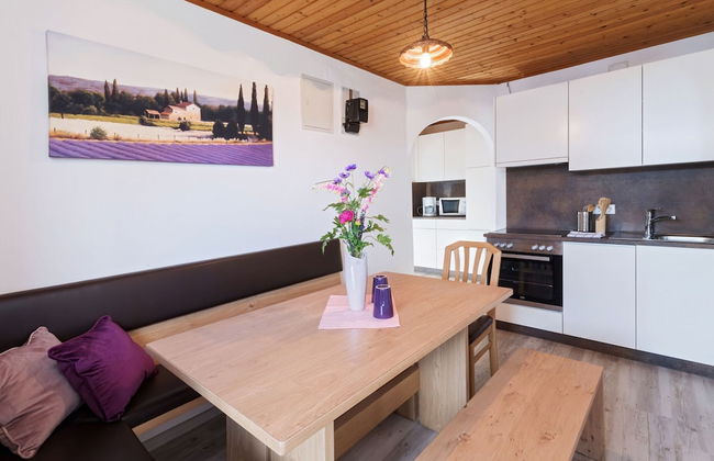 Adults Only Apartment With Pool - Photo 13