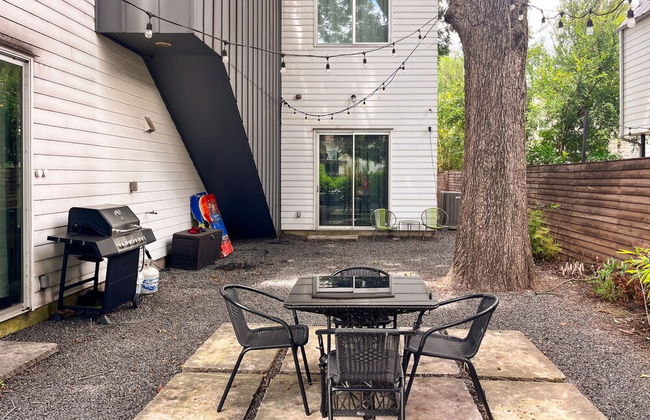 Massive Compound 20 Beds Rainey St 6 min Walk - Photo 26