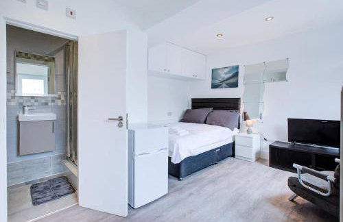 Comfy and Convenient Studio Suite Lewisham with Free street parking, WIFI and quick access to central London Sleep 3 - Photo 1