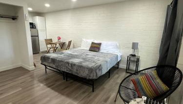 Newly remodeled bright studio - Photo 1