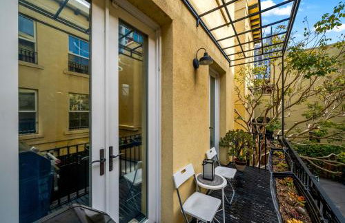 City Lights and Rooftop Nights by Rather Be Properties - Foto 59