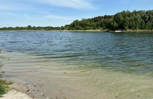 Domek nad jeziorem Wilczyńskim dla czterech osób, sypialnia z łożem małżeńskim oraz salon z rozkładanym narożnikiem - Photo 2