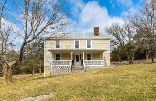 3 and Picturesque Acres! Historic Lexington Farmhouse - Foto 1