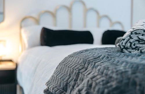 Quaint Georgian house with Parking & Huge Garden 10 mins walk from town - Photo 8