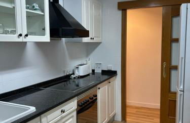 Frente al puerto y junto a la playa del Arenal - Foto 19