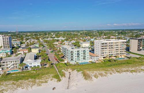 Modern oceanfront condo with outdoor pool, balcony, & washer/dryer - Foto 2