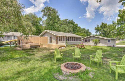 Lakefront Home with Hot Tub and Dock - Foto 3