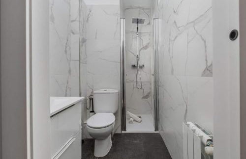 Poble Sec 3BR 2BA Balcony Sleeps 7 - Photo 24