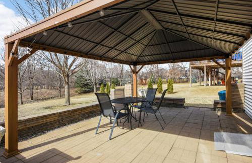 Charming 3-bedroom 1 bath basement nook with backyard view and gazebo - Foto 25