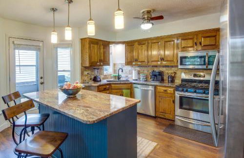 Overland Park Home with Fenced-In Yard and Gas Grill! - Foto 2