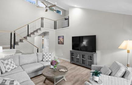 Lakefront Home w Pool, Dock, Fire Pit & Game Room Sip, Sip Away by Avantstay - Foto 48