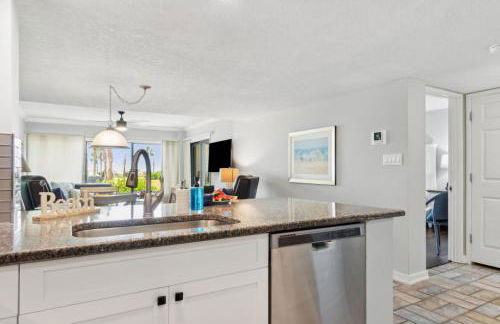 Amelia Surf and Racquet Club Condo - 1st Floor Ocean View - Pools - Tennis Courts - Sleeps 4 - Foto 7