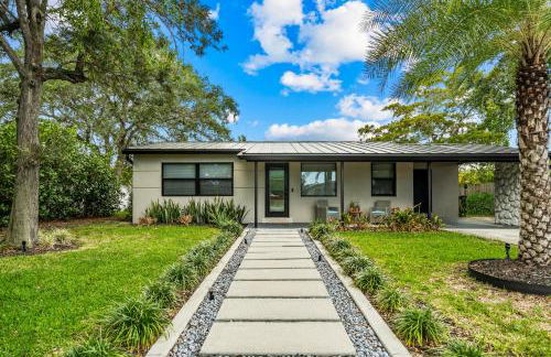 Bali Inspired home with Heated Pool, Sauna and Hot Tub! Close to Beach and Atlantic Ave - Photo 15