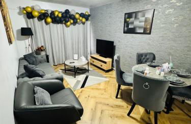 Luxury 2-Bed Apartment,Office with Built-In TV King Bed, Private Entrance and free Parking - Foto 6