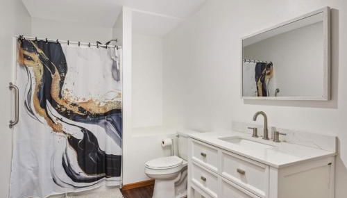 Charming 3-bedroom 1 bath basement nook with backyard view and gazebo - Foto 3