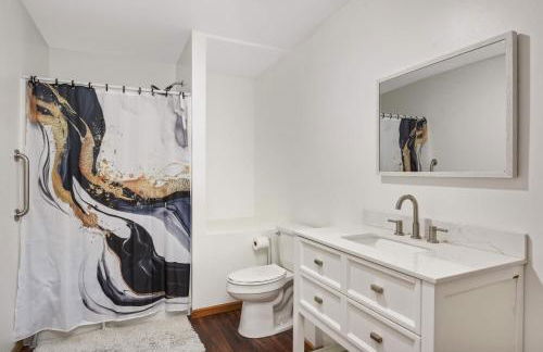 Charming 3-bedroom 1 bath basement nook with backyard view and gazebo - Foto 3