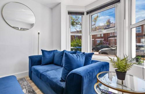 3 Beds Home walking distance from Shirley High Street - sleep 7 - Free Parking - Pool Table - 50" TV - Foto 3