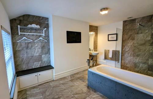 Robert Bolt House, Free Parking, 1 Minute to Metrolink - Photo 18