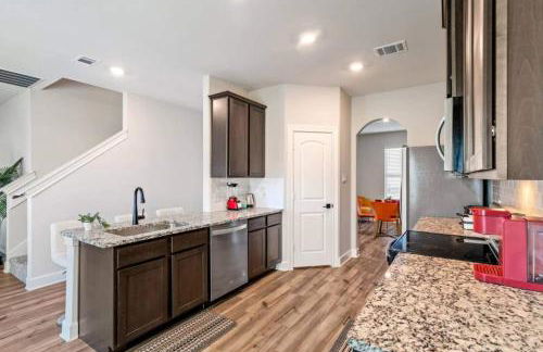 Crew-Ready Stay Private BRs w TVs Parking - Photo 13