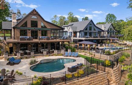 Black Bear Lodge by Avantstay Lakefront, Dock, Pool, Theater Sleeps 20+ - Foto 140