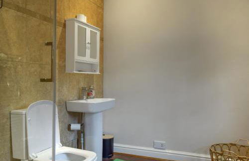 Queens Manor - Photo 16