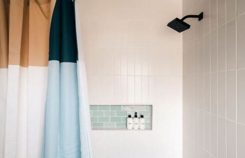 Colorful Sunnyside Escape - Walk to Dining & Parks - Foto 43