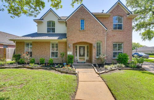 Patio, BBQ and Yard Family Retreat in Pearland - Photo 1