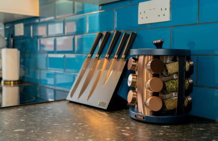 Free Parking New Modern Gem in Harrow - Photo 38