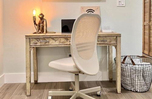 Spacious 4BR/3BA pool home, stylishly decorated - Foto 28