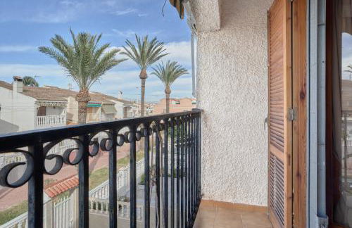 Sunny Coastal Retreat with Pool & Terrace - Foto 8