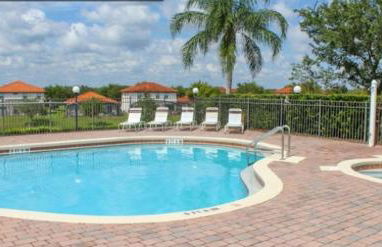 Serene 4-Bedroom Lakeview Retreat with South-Facing Pool & Sun-Drenched Outdoor Living - Foto 43