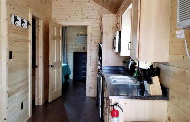 One Bedroom Log Cabin for Family and Pet Friendly Glamping in Pipe Creek, Texas - Foto 5