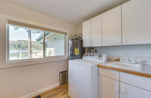 Waterfront Washington Getaway with Hot Tub and Deck! - Foto 9