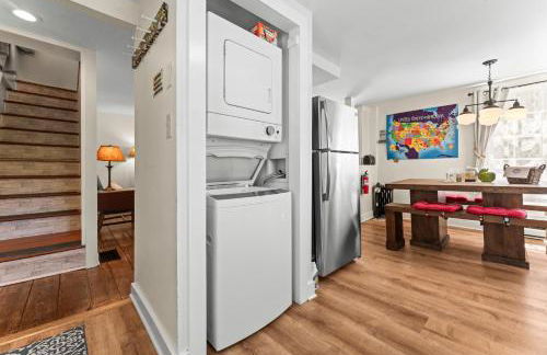 The School House Cottage, Historic 1BR Mystic River Stay Near Seaport - Foto 18