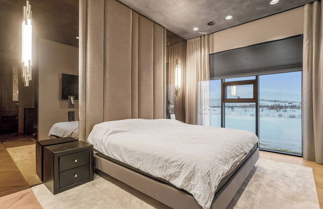 Glamorous & Stylish Getaway - Photo 3