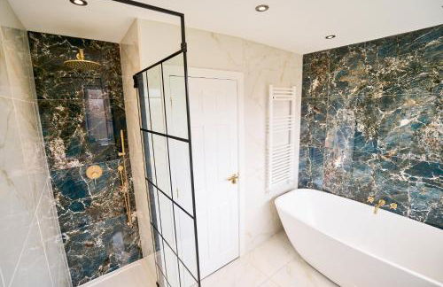 Chic Family Home with Garden Fire Pit & Event Space, Hot Tub - Foto 32