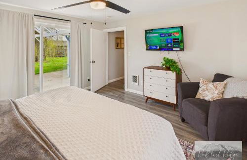 Main St New with AC Monthly stays Charming Cottage KING BED - Foto 12