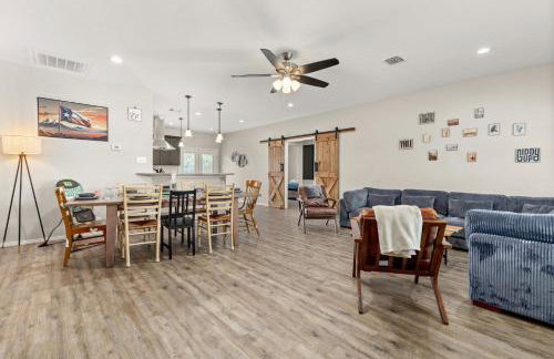 Game Barn, Cowboy Pool, 17ft Movie Screen - sleeps 10 - Foto 14