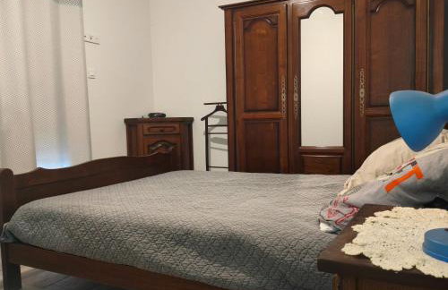 Grande villa 2 chambre ,salle de bain, grand séjour avec cuisine équipée et salle a manger, une grande terrasse de 40m2 donnant sur un grand jardin avec un parking en gravier de 500m2 - Foto 6