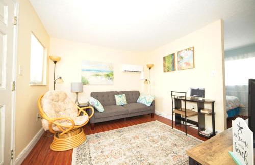 Cozy Canaveral Beach Condo! Next to NASA Launch Site - Foto 8