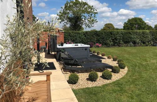 Stunning views, Hot tub, 5 mins to Chester - Photo 13