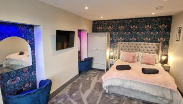 Townhouse - 6 Bed Hot Tub House - Photo 3