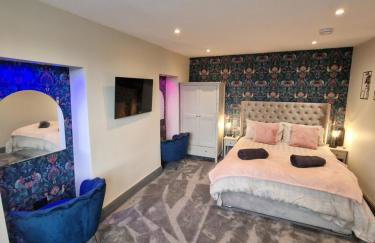 Townhouse - 6 Bed Hot Tub House - Photo 3