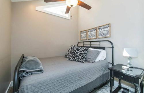 Soul Sister- Creek View, WiFi, Firepit, WiFi, Hiking, 4 mins to Natural Bridge - Foto 16