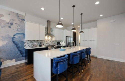 Two Townhomes - Hot Tubs and Rooftop Balconies - Foto 77