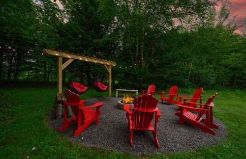 Lux estate! Hot tub, 8 acres, firepit, game room, private pond, EV, lots of privacy, 10 mins to town - Foto 55
