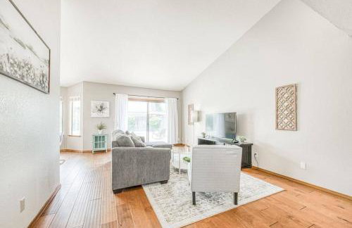 Stylish 3BR/2BA Retreat w/ Pool! Dream Getaway - Foto 28