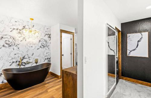 Great Falls Premier Retreat by Wrecked & Refined Stunning Views Hot Tub Family Fun - Foto 13