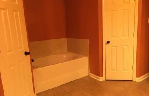 4BR 2BA Family Home On a Lake - Foto 4